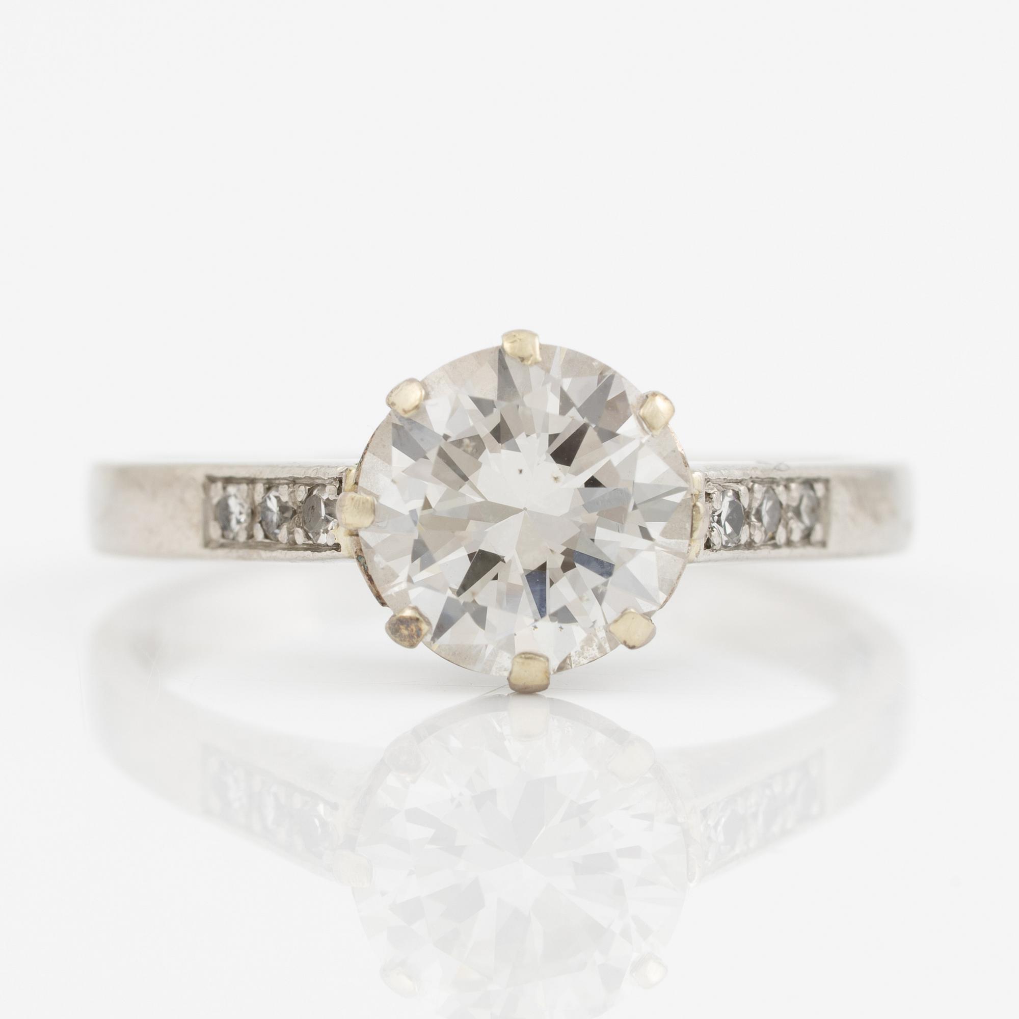 Ring in platinum with brilliant-cut diamond.