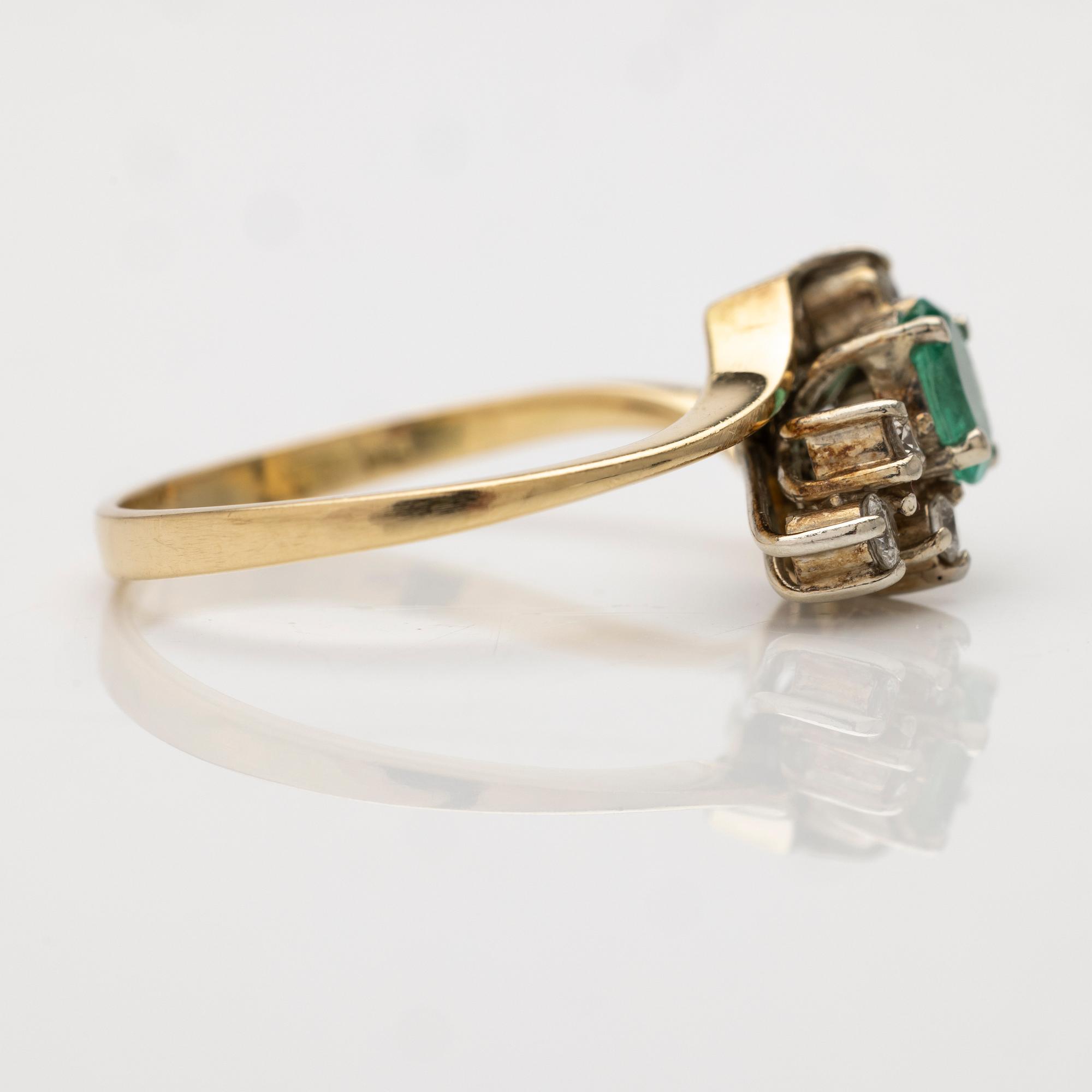 18K gold ring with emerald and diamonds.