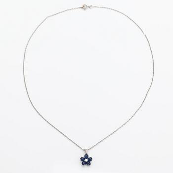 An 18K white gold necklace with sapphires and a diamond ca. 0.06 ct.