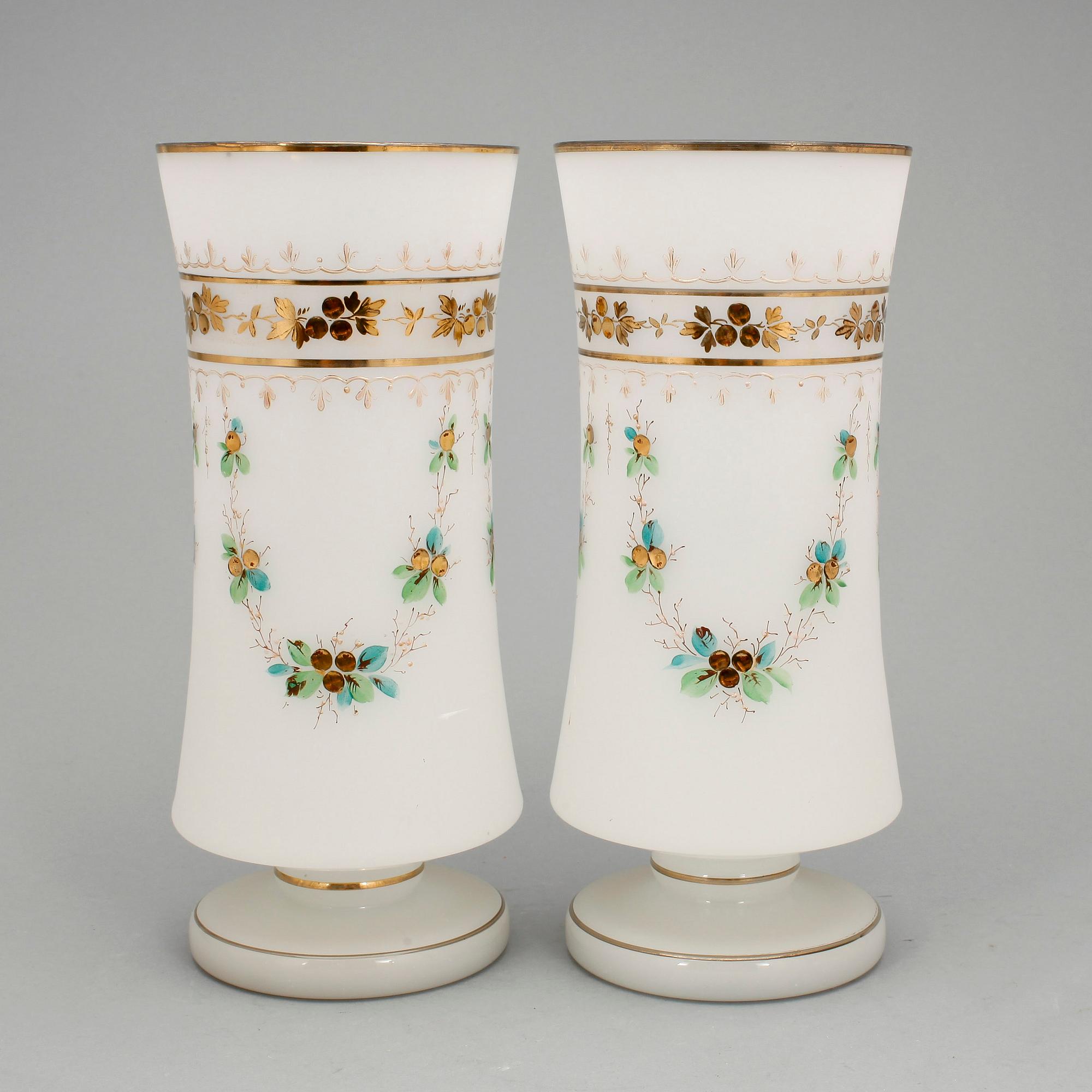VASER, ett par, opalinglas, sent 1800-tal.