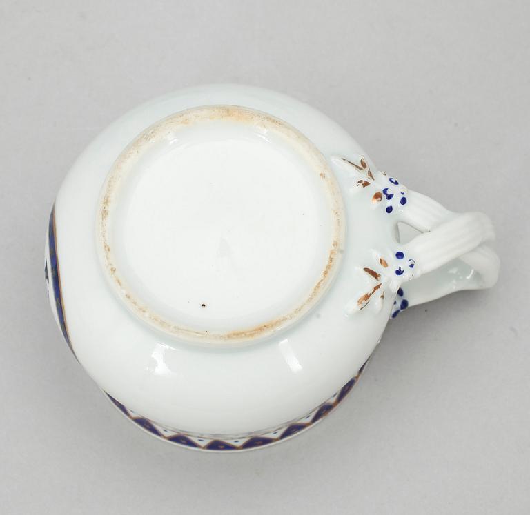 CREMEKOPPAR med LOCK, fyra stycken samt MUGG, kompaniporslin. Qing dynastin, Qianlong (1736-95).