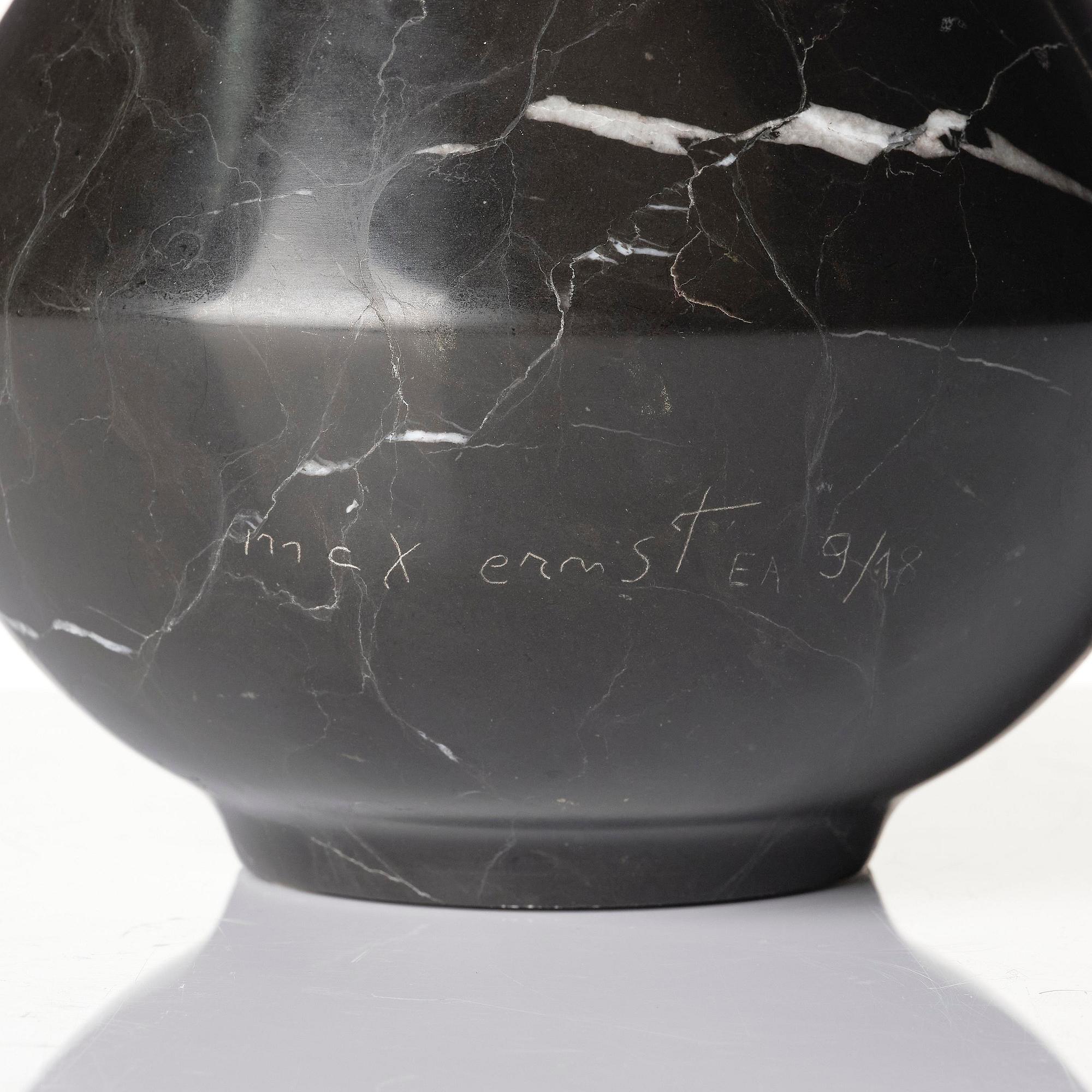 Max Ernst, "Petite torture sur socle rond".