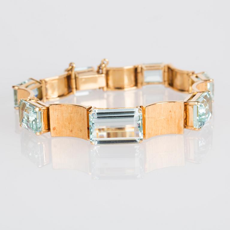 ARMBAND, 14 K guld med trappslipade akvamariner.