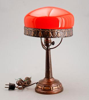 BORDSLAMPA, hamrad koppar, tidigt 1900-tal.