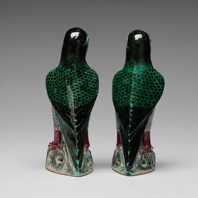 FIGURINER, ett par, porslin. Sen Qingdynasti.