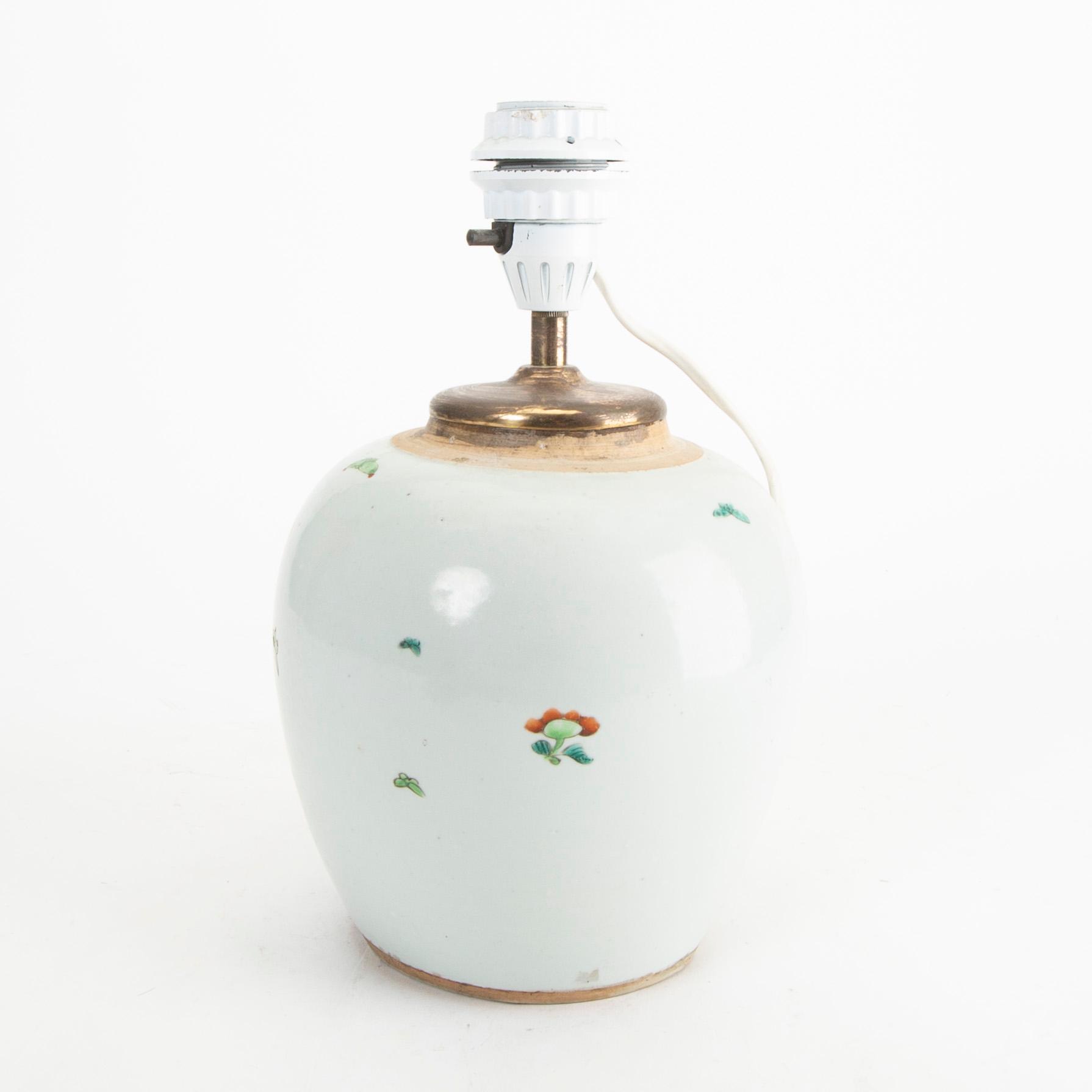 A famille rose jar, Qing dynasty, 19th Century.