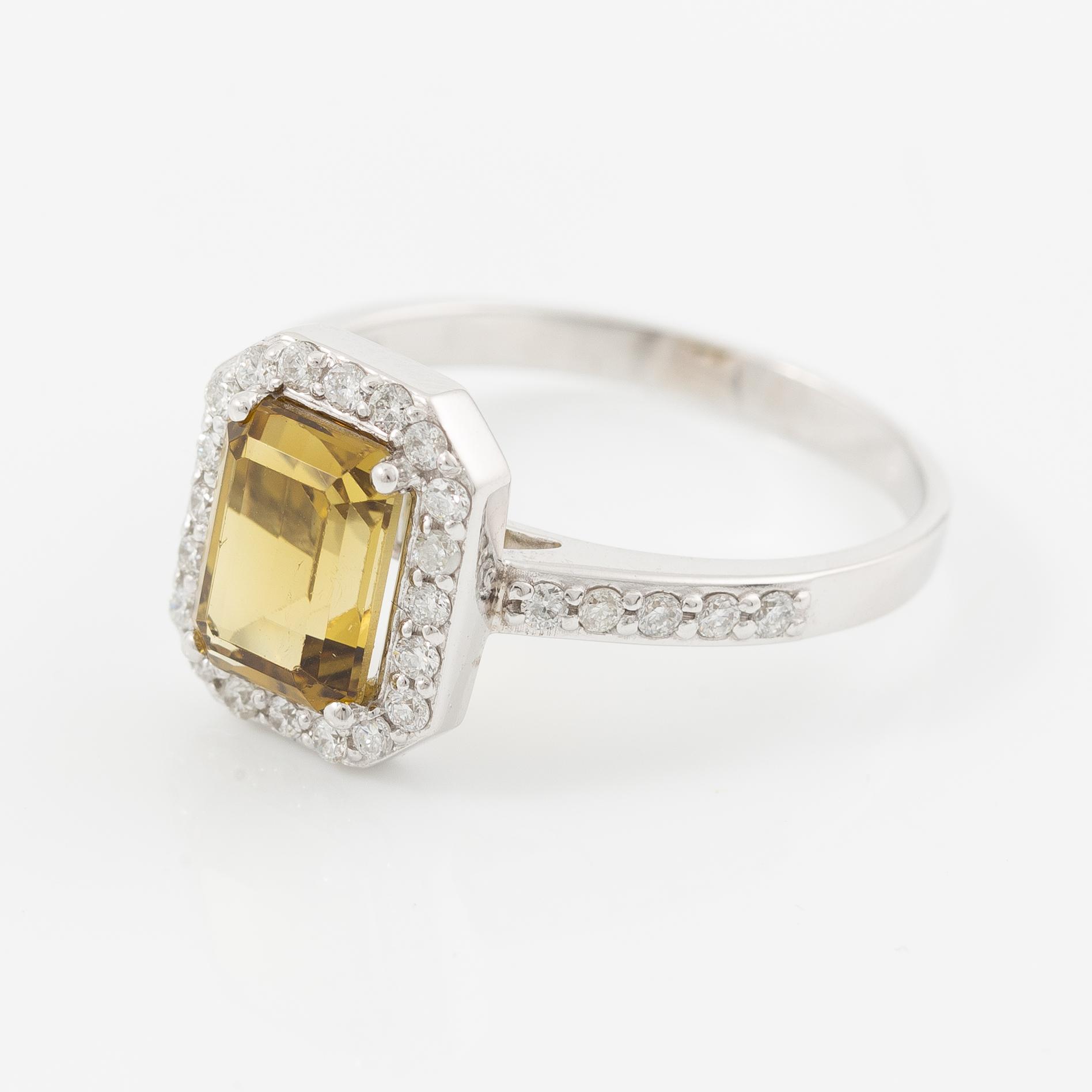 Ring 14K vitguld med turmalin och briljantslipade diamanter.