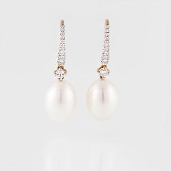 ÖRHÄNGEN, 18K guld med odlade pärlor samt briljantslipade diamanter 0.41 ct. Vikt 5,5 gram.