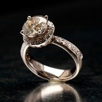 RING, vitguld 18K, briljantslipade diamanter, mittsten 2,60 ct + 0,62 ct. Vikt 8,2 g.