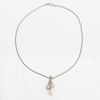 A 14K white gold necklace with cultured pearlsand diamonds ca. 0.06 ct in total.