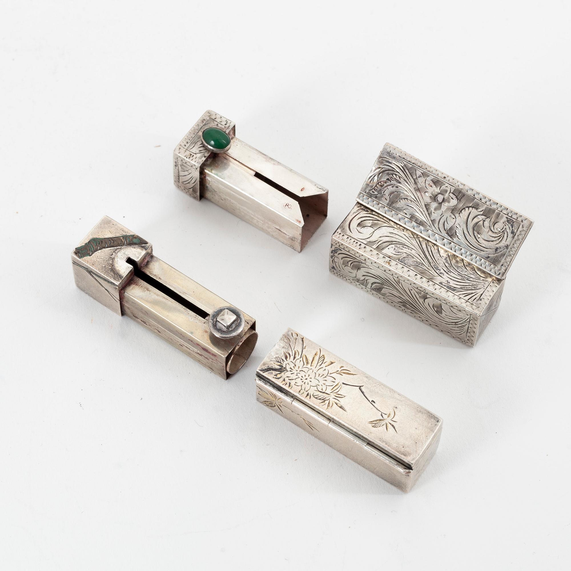 Läppstiftsetuier, två stycken, samt brevkniv och penfodral, silver. Japan, omkring 1900.