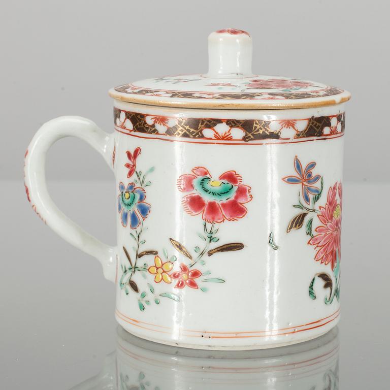 KRÄMKOPP OCH TALLRIK, porslin, Kina, famille rose, Qianlong 1736-1795.