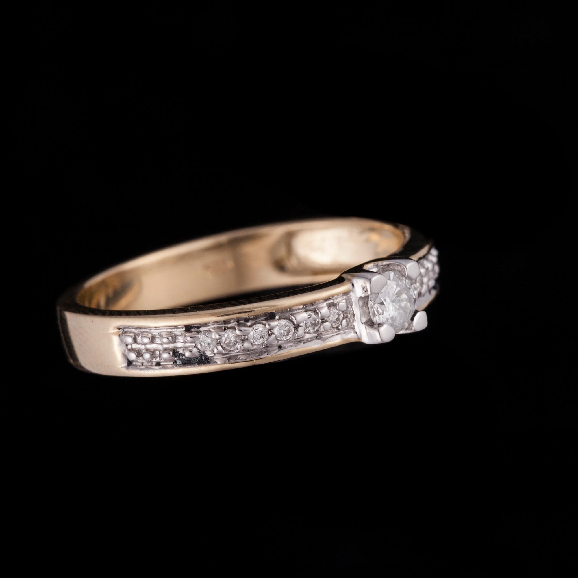 RING, 14K guld, diamanter tot. 0,20 ct. Stockmann logo. Vikt 2,7 g.
