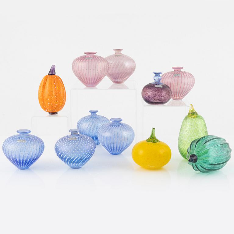 Bertil Vallien, vaser, 8 st, och Gunnel Sahlin, dekorationsfrukter, 4 st, Kosta Boda.