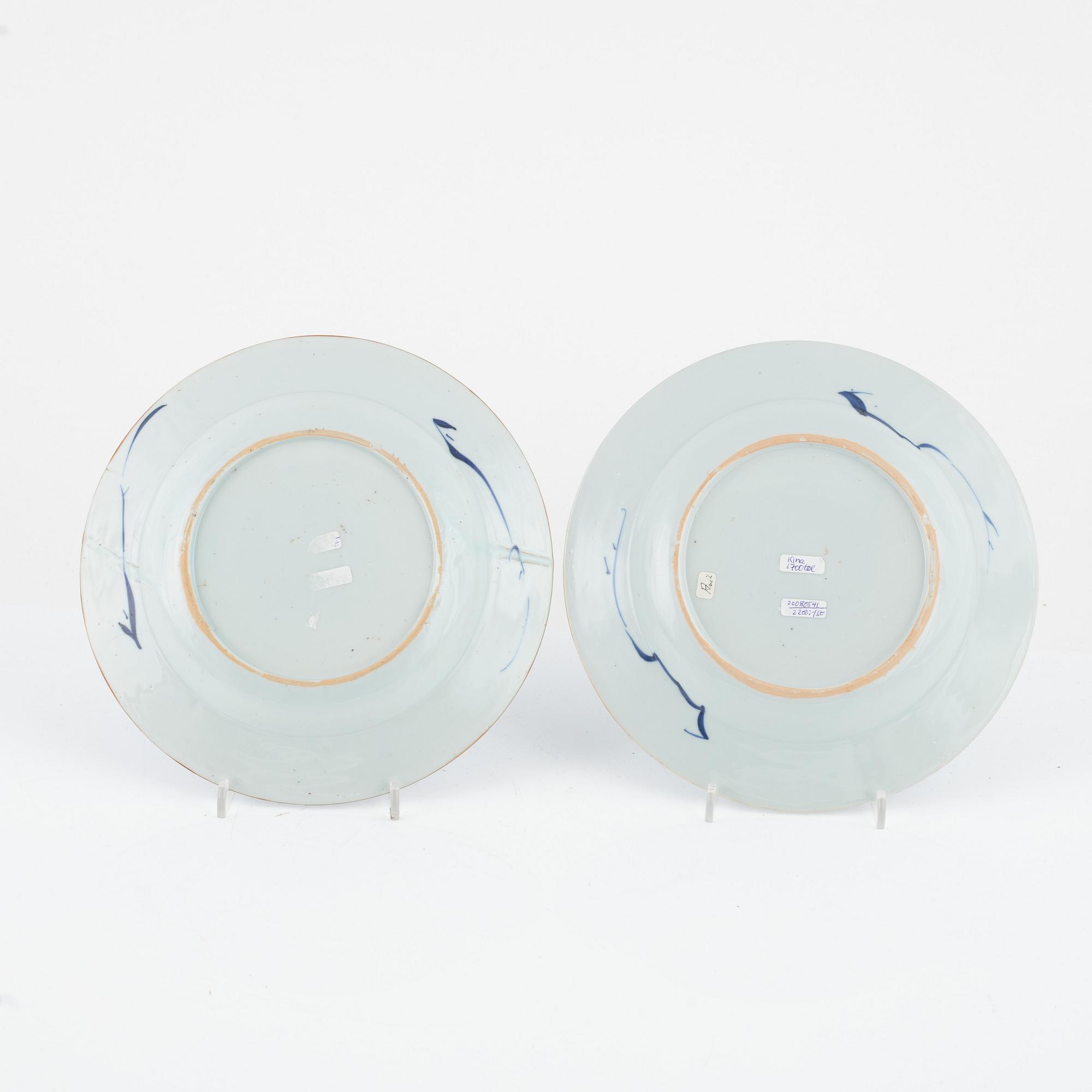 A pair of blue and white plates, Qing dynasty, early 18th Century.