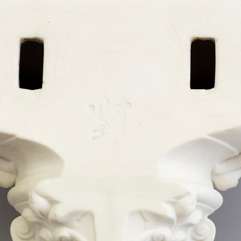 KONSOLER, tre st (2+1), parian, Gustafsberg 1899.