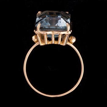 RING, guld 18K med syntetisk spinell. Vikt 6,1 g.