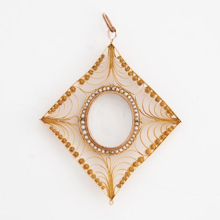 Pendant in gold filigree with frame, seed pearls, and glass.