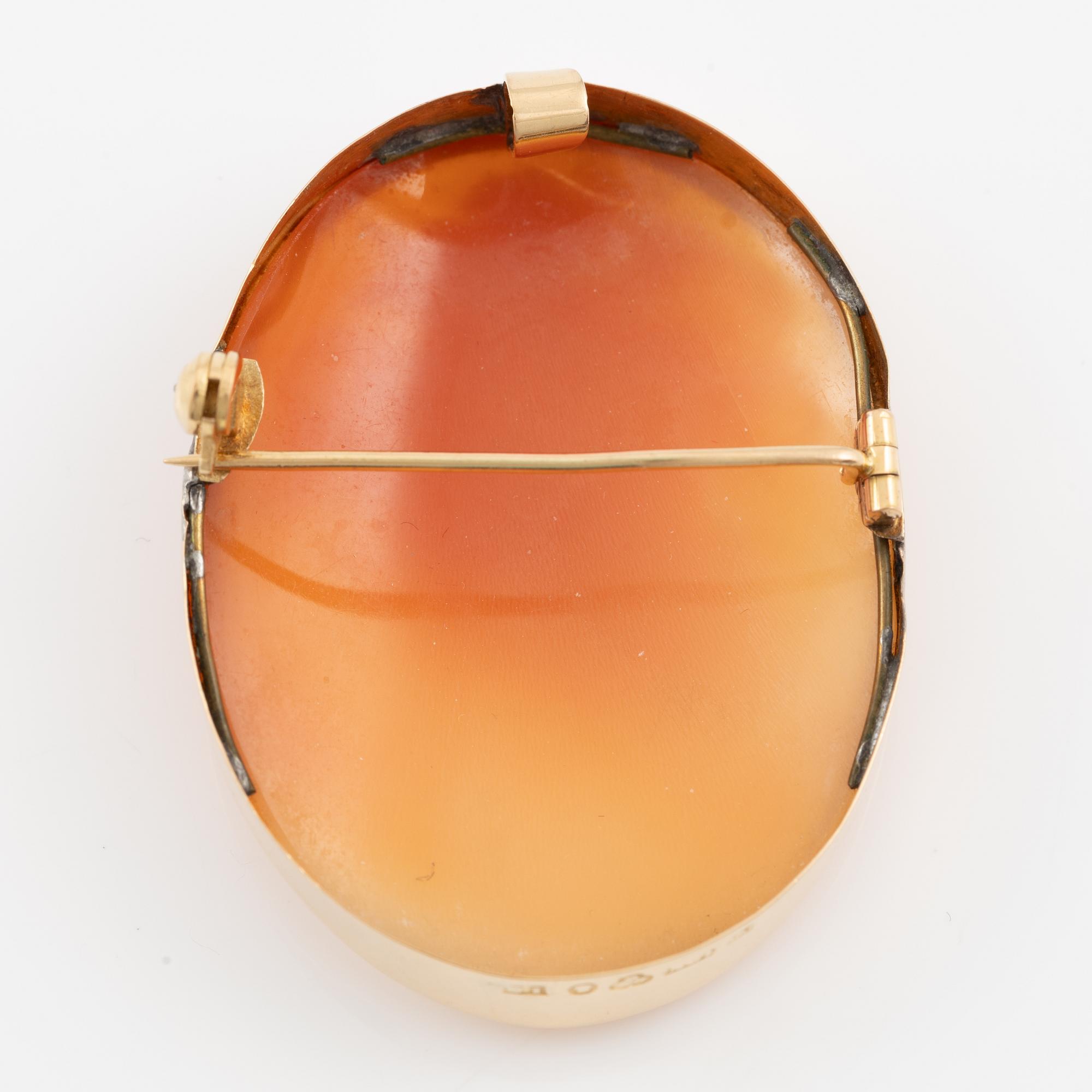 Pendant and brooch/pendant, 18K gold with shell cameos.