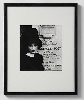 William Klein, "Dorothy at Keat's grave, Rome", 1962.