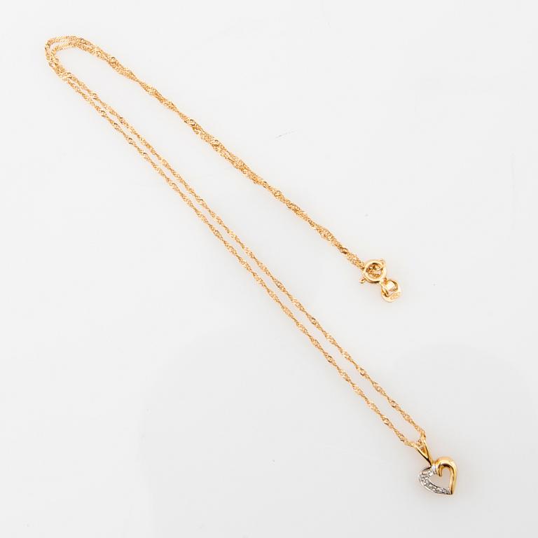 Halsband 18K guld med ett hänge i form av ett hjärta med enkelslipade diamanter.
