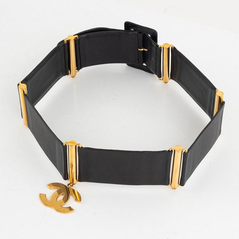 Chanel, a black leather belt, size 80, 1993.