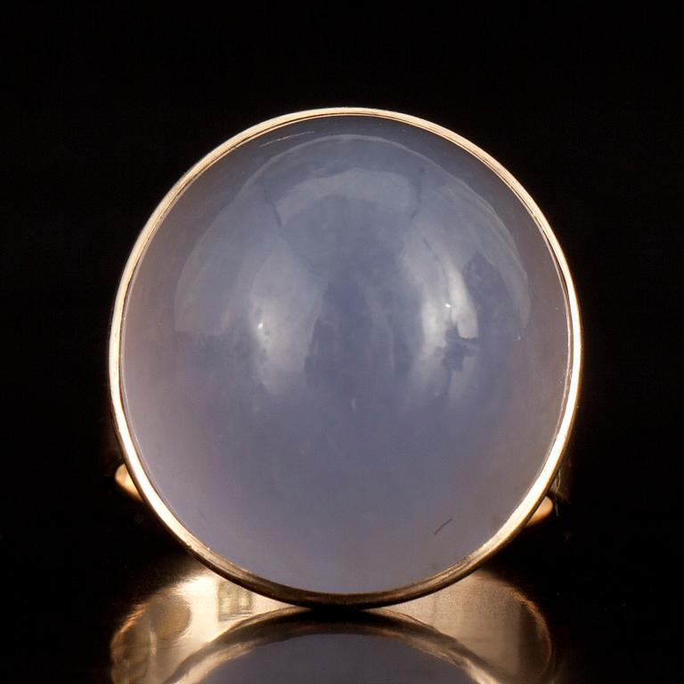 RING, guld 14K, cabochonslipad kalsedon. Olavi Nupponen, Kaunis Koru 1961.