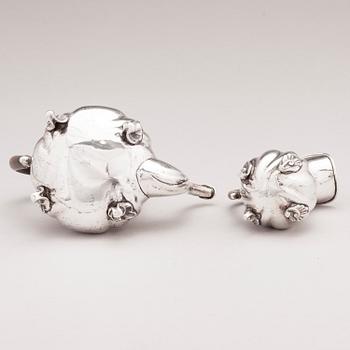 A silver teapot and milk jug with wooden handles, B. Schäfer, Dresden. Mahd. yhd 1222883.