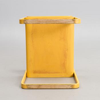 A 915 table designed in 1932 and manufactured by Artek.