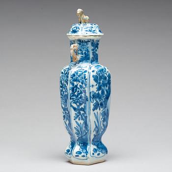 A blue and white vase with cover, Qing dynasty, Kangxi (1662-1722).