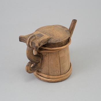 AN 18TH CENTURY WOODEN JUG.