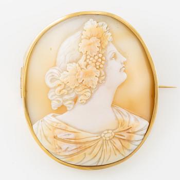 Brosch, 18K guld med snäckskalscamé.