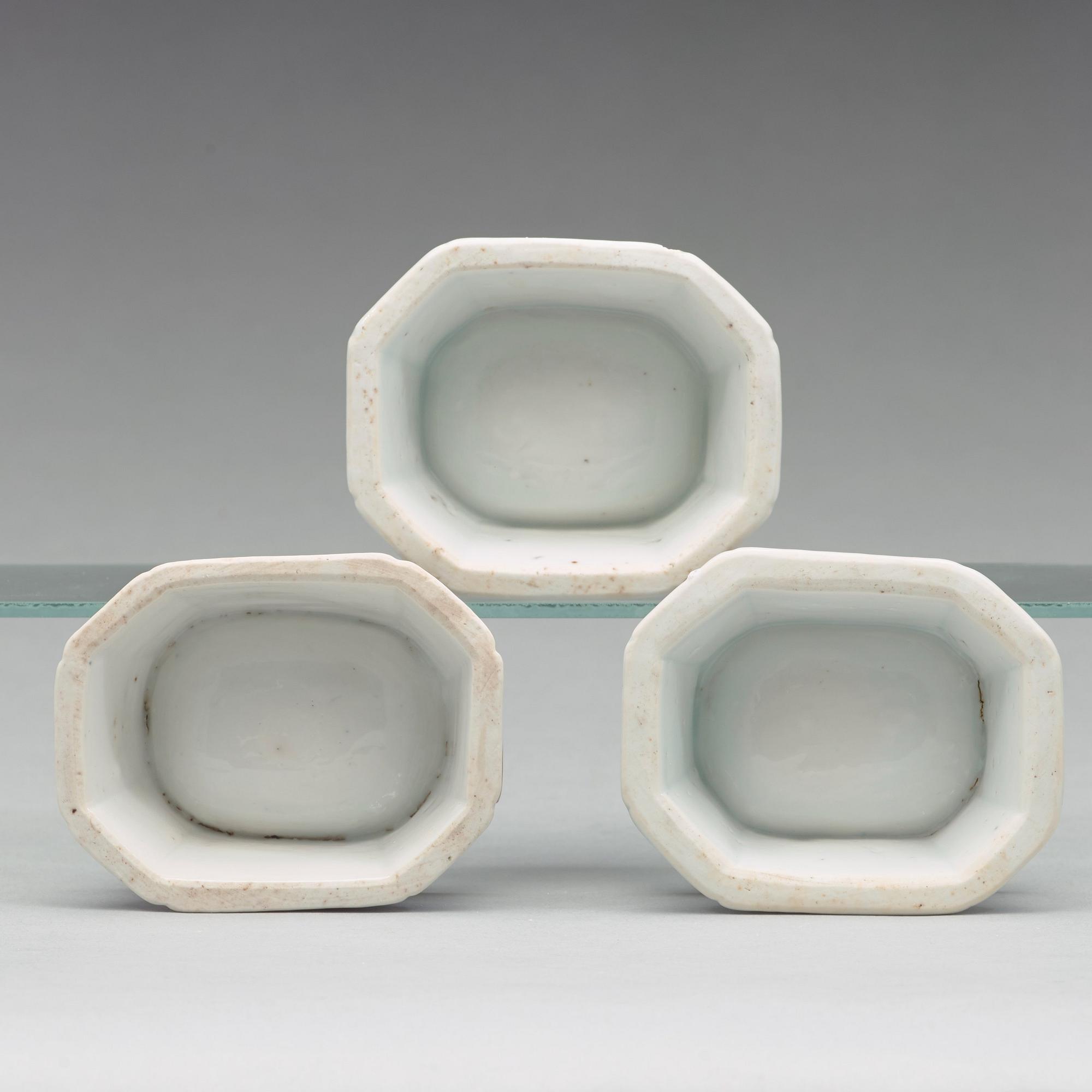 SALTKAR, tre stycken, vapenporslin. Qingdynastin, Qianlong (1736-95).