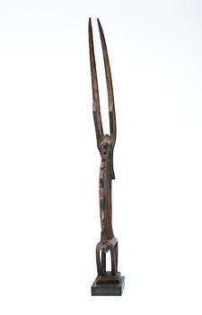 HUVUDPRYDNAD. Tshiwara (stiliserad antilop). Trä. Bambara-stammen. Mali ca 1920-1940. Höjd 86 cm.