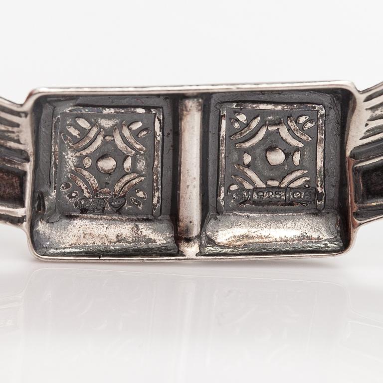 Brosch, modell 169, sterlingsilver. Kalevala koru, Helsingfors 1993.