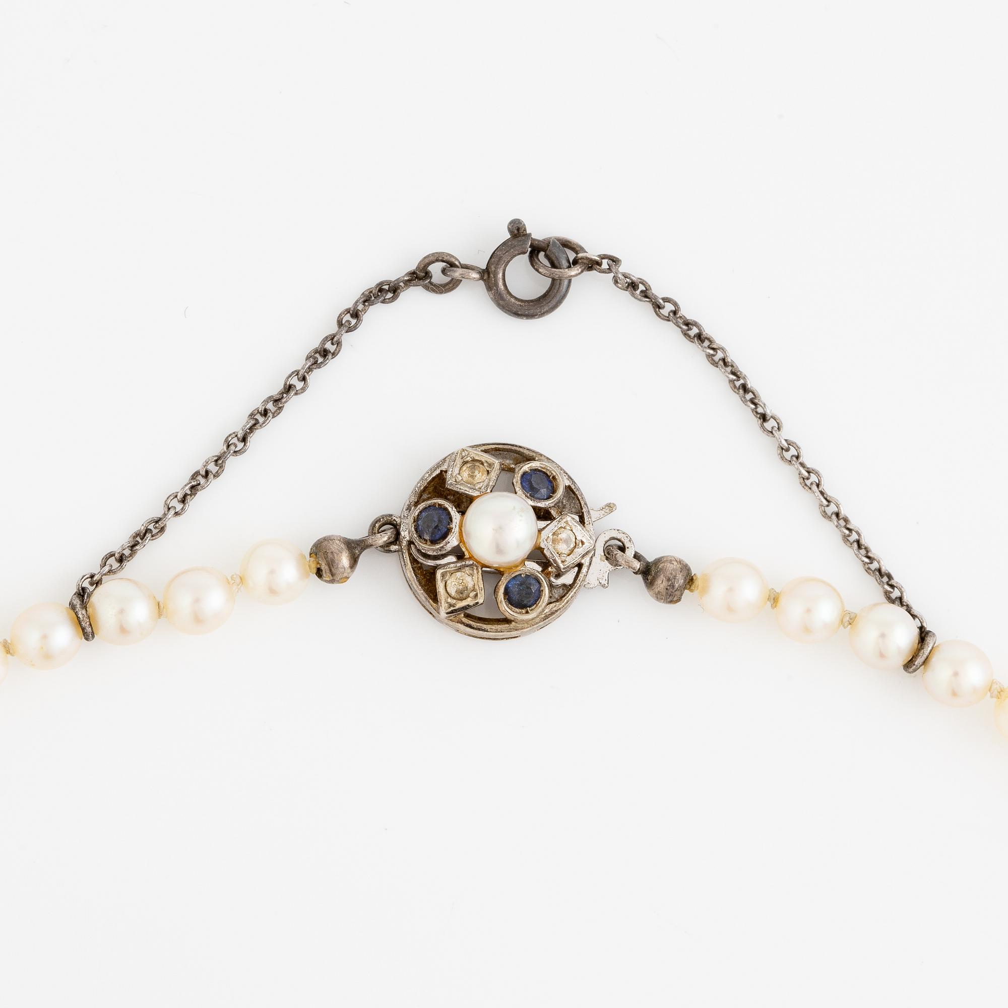 Pearl necklace, with graduated cultured pearls, clasp 18K white gold.