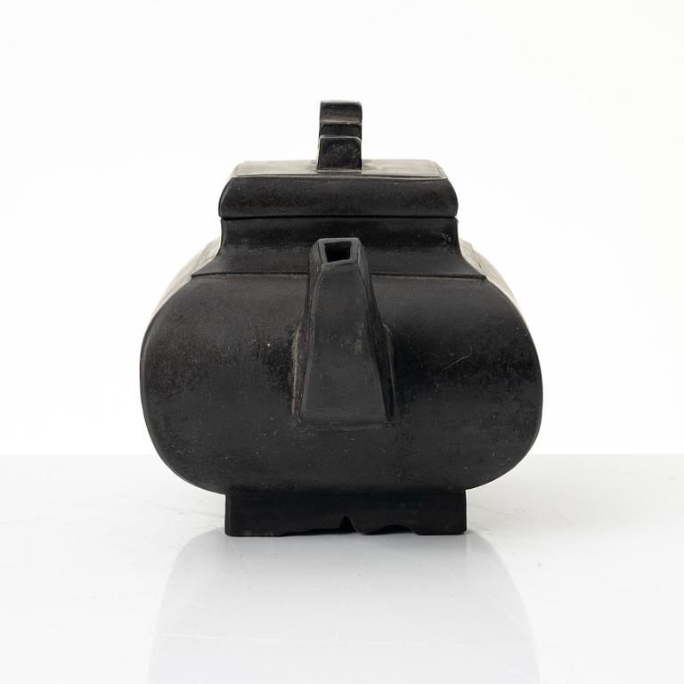 A Chinese brown yixing teapot, late Qing dynsaty / early 1900s.