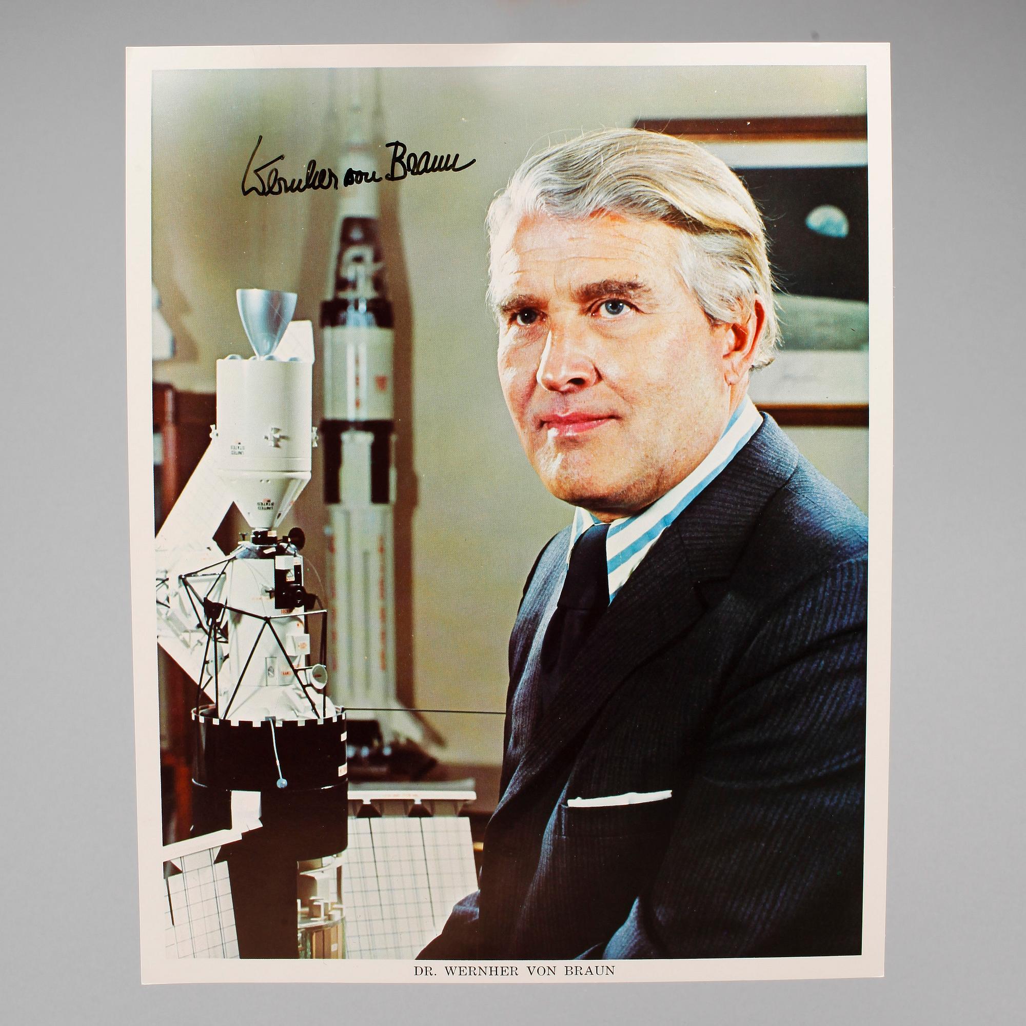 WERNHER VON BRAUN (1912-1977), fototryck med egenhändig namnteckning.