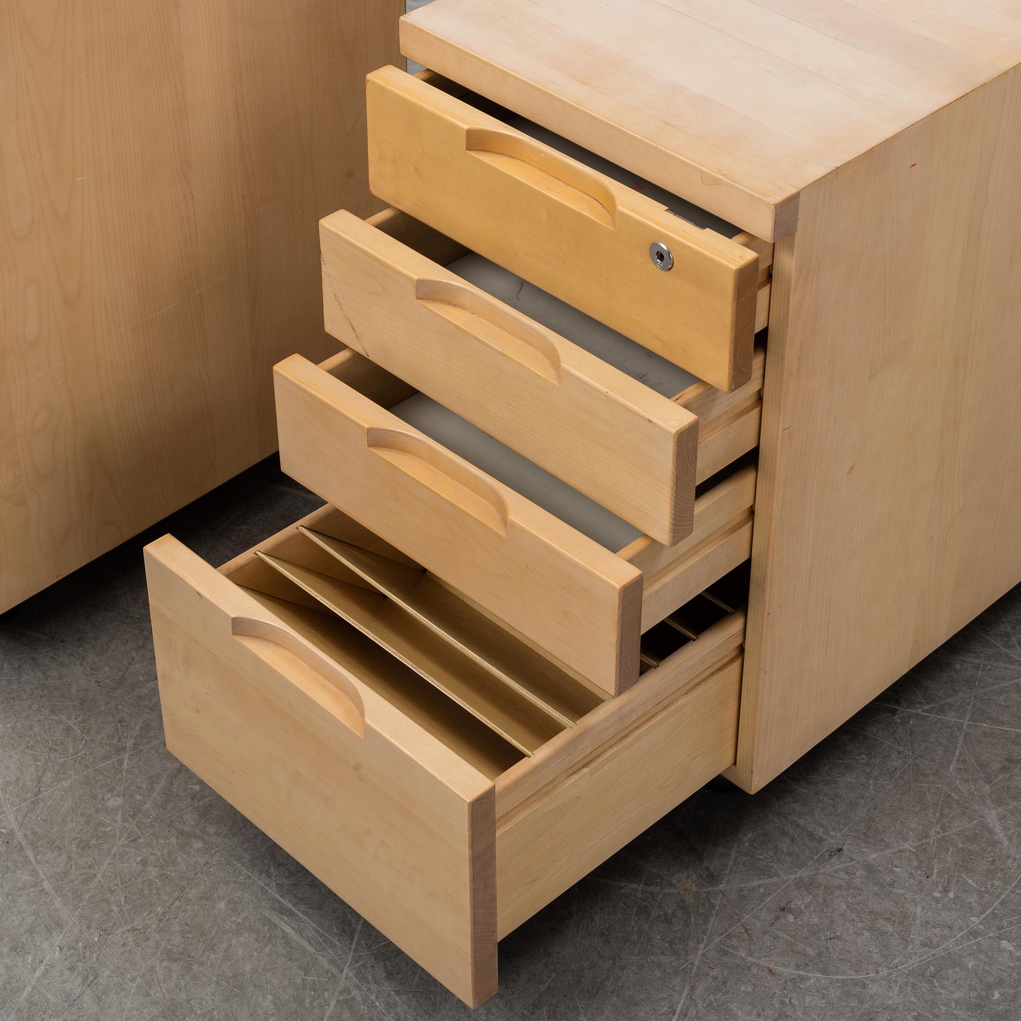 ALVAR AALTO, skrivbord samt hurtsar, ett par, Artek, Finland.