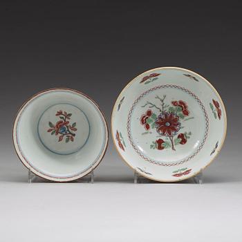 Two imari-verte 'Kakiemon' bowls, Qing dynasty, 18th Century.