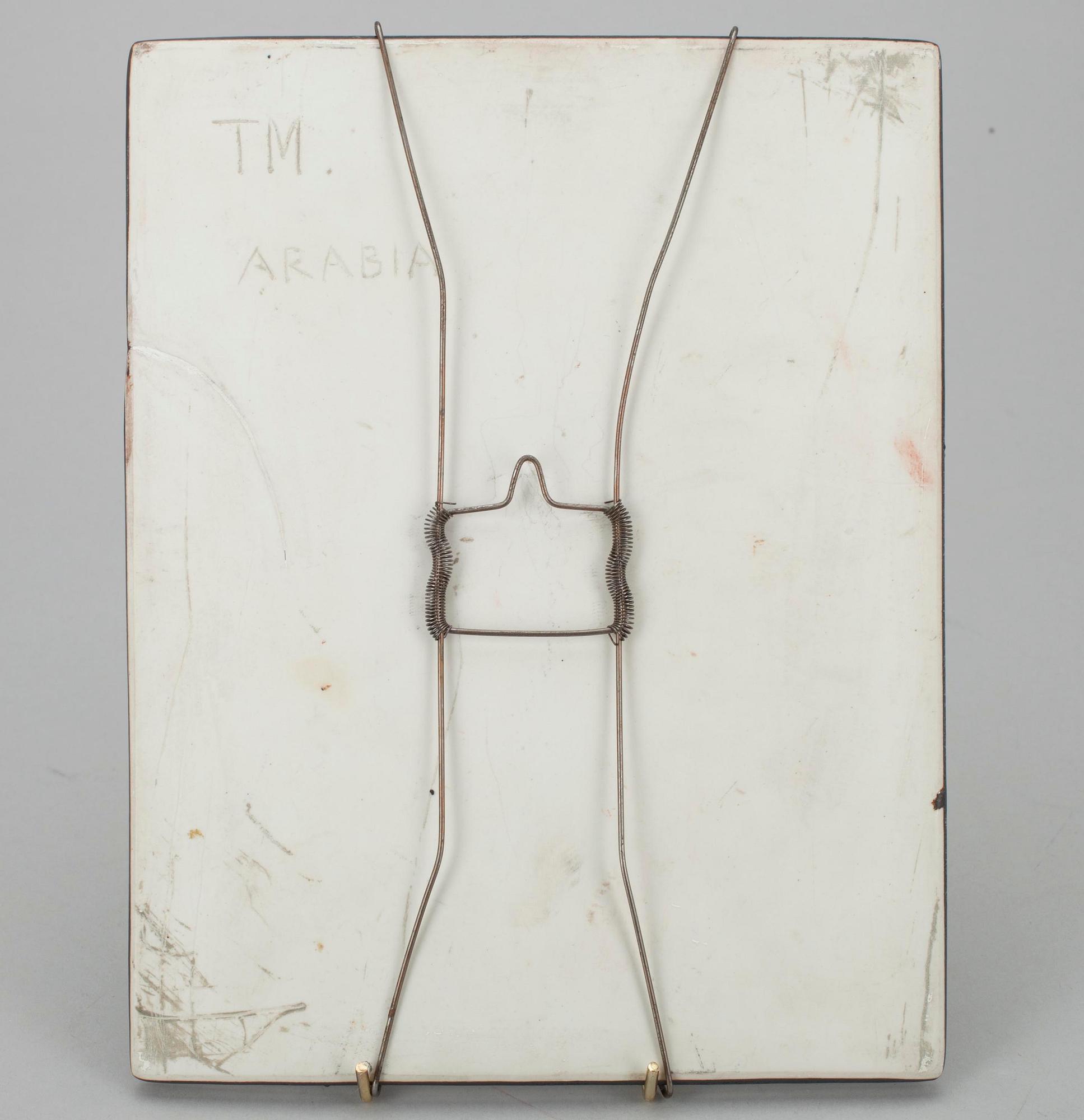 VÄGGPLATTA, keramik, sign. TM (Toini Muona) Arabia. 1900-talets.