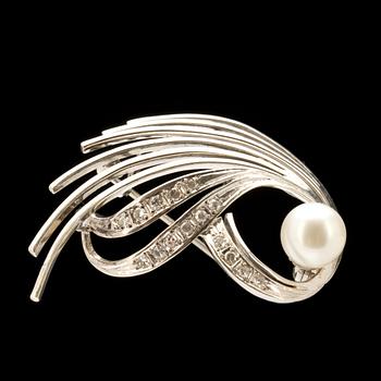 BROSCH, 14k vitguld med odlad pärla samt åttkantslipade diamanter, ca 0,15ct. Vikt ca 7g.