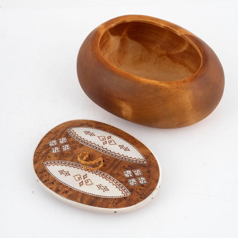 Anders Sunna, a birch wood box10 cm. with lid decorated with engraved panels of reindeer horn.
