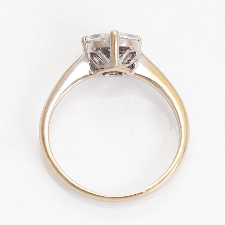 Sormus, markiisihiottuja ja prinsessihiottuja timantteja, 18K valkokultaa.