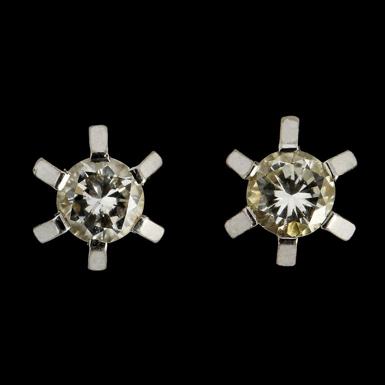 ÖRHÄNGEN, ett par, 18k vitguld med briljantslipade diamanter, ca 0.25 ct vardera. Vikt 2 g.