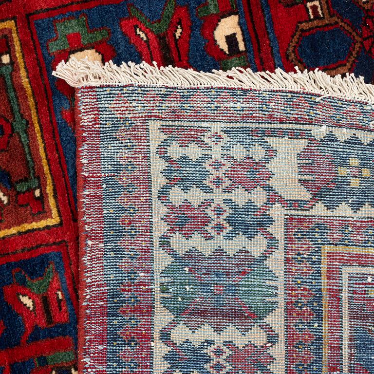 A semi-antique, Chahar Mahal/Bakhtiari carpet, approximately 318 x 205 cm.