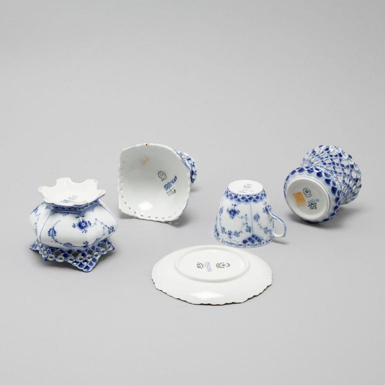 A set 38 pieces of Royal Copenhagen porcelain named "Musselmalet".