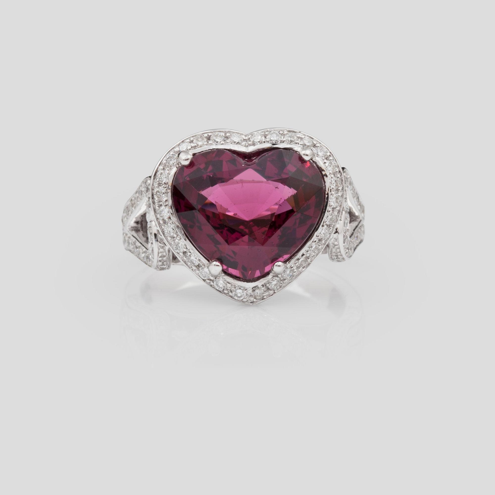RING med hjärtformad rodolitgranat 6.12 ct samt briljantslipade diamanter totalt 0.98 ct.
