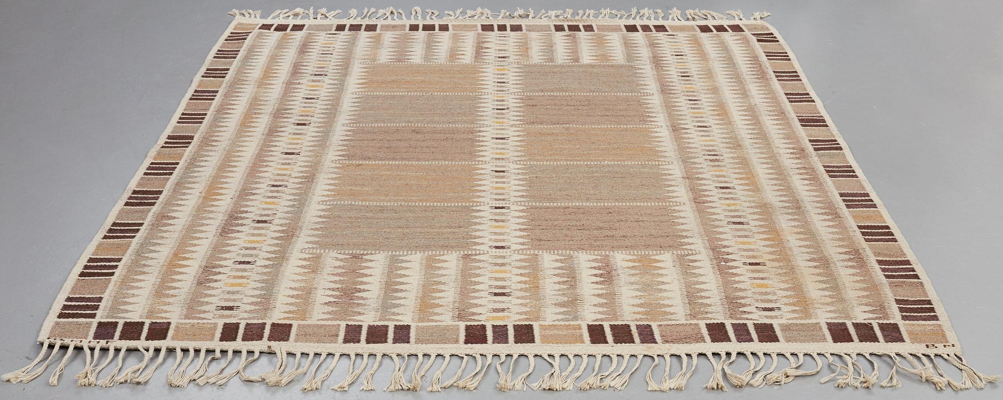 Barbro Nilsson, MATTA, "Salerno grå" ("Kristianstad"), rölakan, ca 261 x 206,5 cm, signerad AB MMF BN.