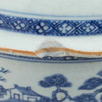 A Chinese export porcelain tureen with cover, Qing dynasty, Qianlong (1736-95).